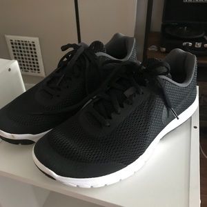 Men’s Nike sneakers size 9.5w
